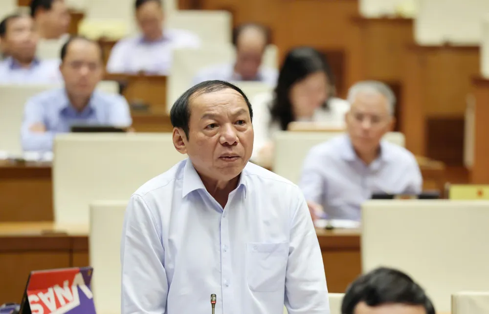 Bộ trưởng Bộ VH-TT-DL Nguyễn Văn Hùng trả lời chất vấn.jpg