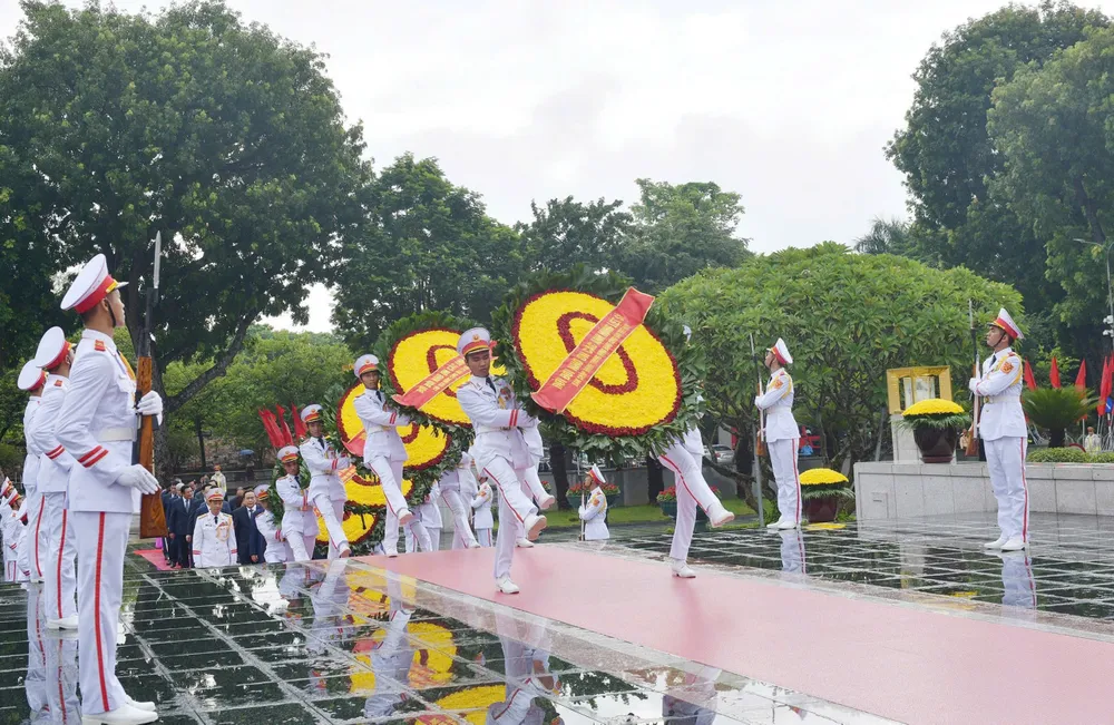 Các đồng chí lãnh đạo, nguyên lãnh đạo Đảng, Nhà nước đặt vòng hoa tại Đài tưởng niệm các Anh hùng liệt sĩ trên đường Bắc Sơn, quận Ba Đình, Hà Nội, sáng 30-8.jpg