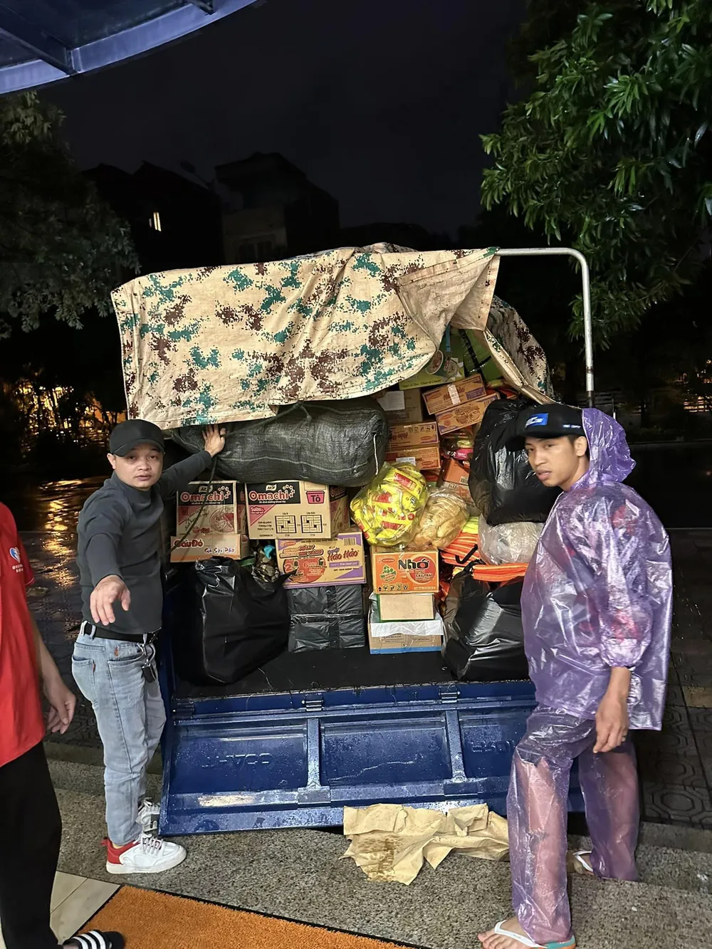 Những chuyến xe chở nhu yếu phẩm xuất phát từ Hà Nội đến với bà con vùng lũ