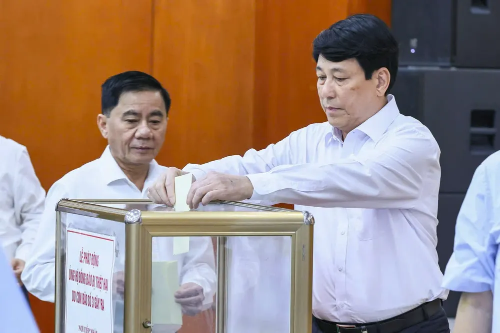 Ông Lương Cường, Ủy viên Bộ Chính trị, Thường trực Ban Bí thư Trung ương Đảng chung tay ủng hộ đồng bào bị thiệt hại do cơn bão số 3 gây ra.jpg