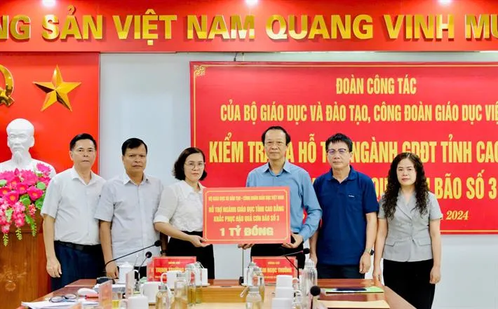 Đoàn công tác Bộ GD-ĐT  trao tặng 1 tỷ đồng hỗ trợ ngành giáo dục và đào tạo tỉnh Cao Bằng khắc phục hậu quả của cơn bão số 3..jpg
