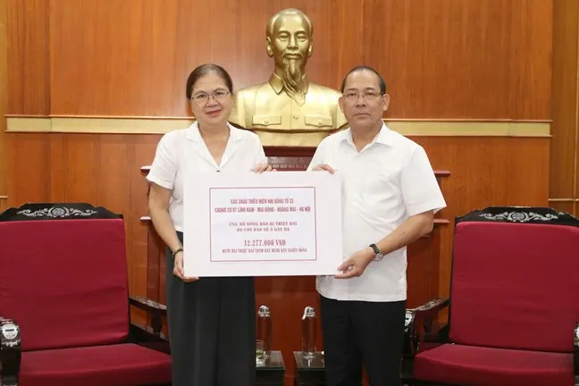 Phó Chủ tịch Hoàng Công Thủy tiếp nhận ủng hộ từ các cháu thiếu niên nhi đồng tổ 33 Chung cư 87 Lĩnh Nam (Hoàng Mai, Hà Nội)..jpg