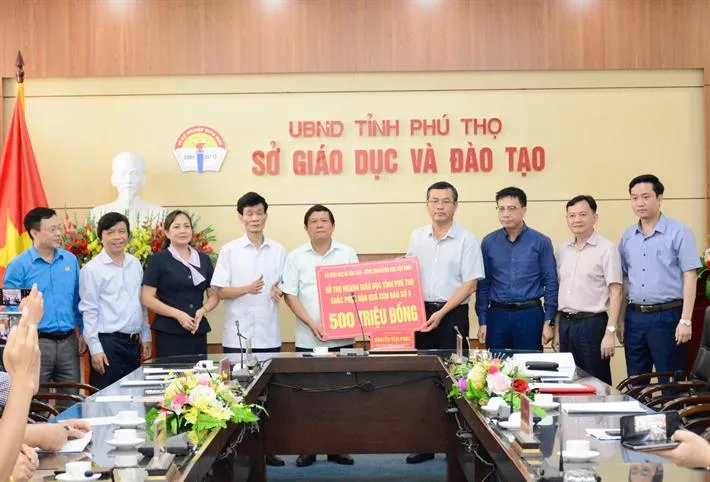hứ trưởng Nguyễn Văn Phúc. Chủ tịch Công đoàn Giáo dục Việt Nam Nguyễn Ngọc Ân trao hỗ trợ cho ngành Giáo dục Phú Thọ.jpg