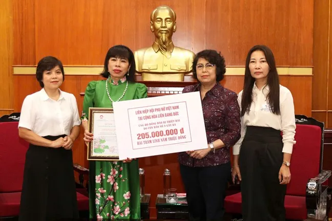 tiếp nhận ủng hộ từ Hội Liên hiệp Phụ nữ Việt Nam tại Đức.jpg