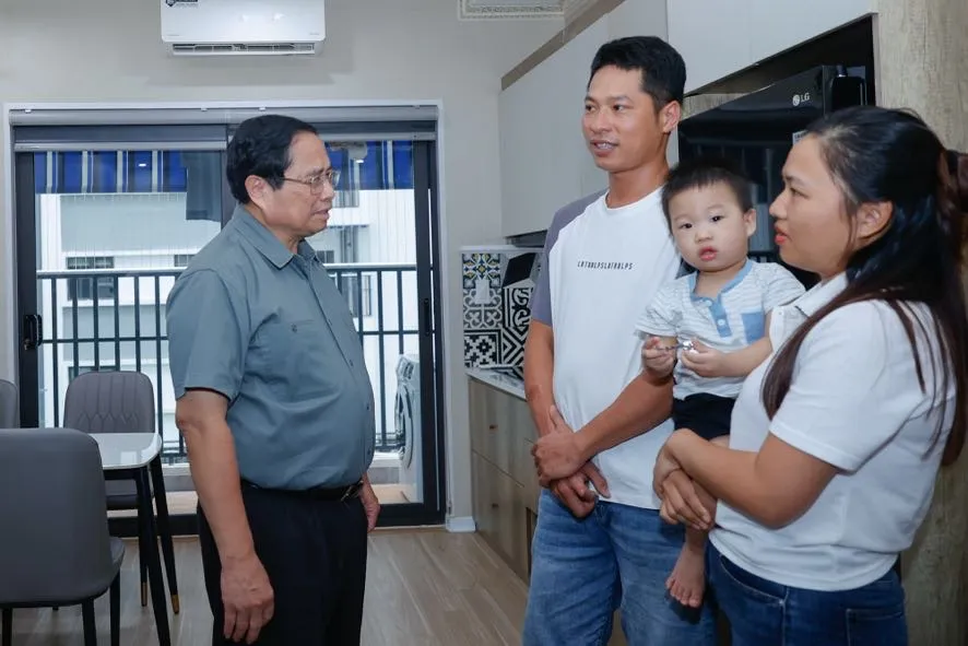 hủ tướng thăm hỏi 02 gia đình sống trong khu nhà ở xã hội Thống Nhất tại phường Võ Cường, thành phố Bắc Ninh -.jpg