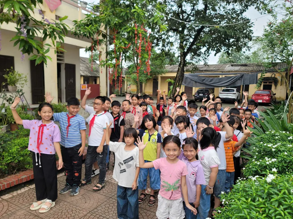 Học sinh chờ nhận học bổng báo SGGP.jpg