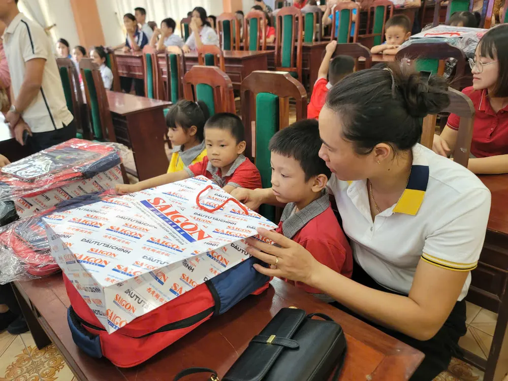 Phụ huynh và học sinh ở huyện Lâm Thao nhận học bổng báo SGGP.jpg