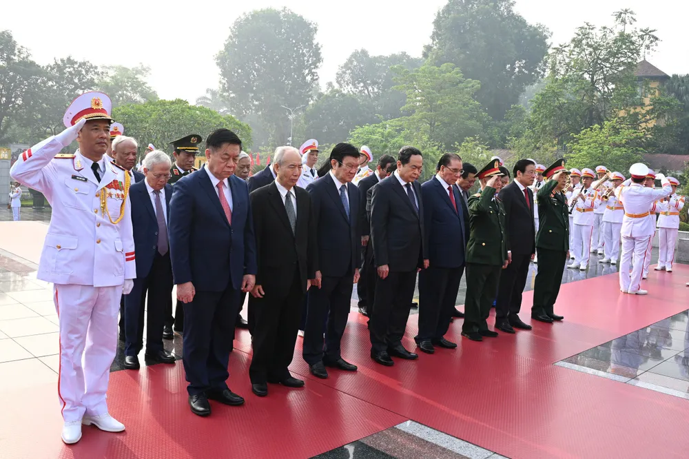1 Các đồng chí lãnh đạo, nguyên lãnh đạo Đảng, Nhà nước đặt vòng hoa tại Đài tưởng niệm các Anh hùng liệt sĩ trên đường Bắc Sơn, quận Ba Đình, Hà Nội nhân dịp Lễ kỷ niệm 70 năm ngày giải phóng Thủ đô.jpg