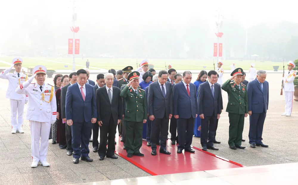 1 Các đồng chí lãnh đạo, nguyên lãnh đạo Đảng, Nhà nước đặt vòng hoa và vào Lăng viếng Chủ tịch Hồ Chí Minh nhân dịp Lễ kỷ niệm 70 năm ngày giải phóng Thủ đô, sáng 10-10..jpg