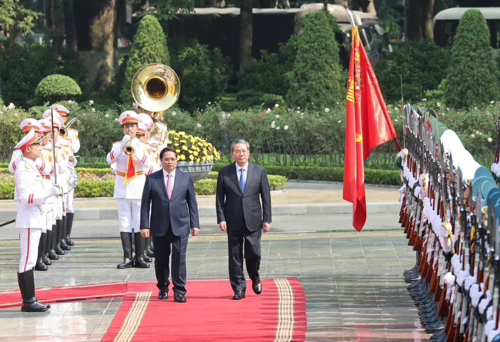 Thủ tướng Phạm Minh Chính và Thủ tướng Trung Quốc Lý Cường duyệt đội danh dự Quân đội Nhân dân Việt Nam tại lễ đón chính thức.jpg