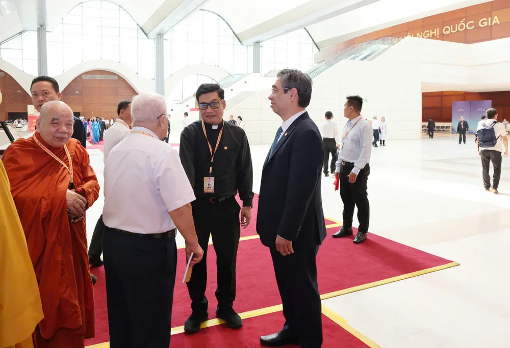 Các đại biểu thảo luận bên lề đại hội.jpg