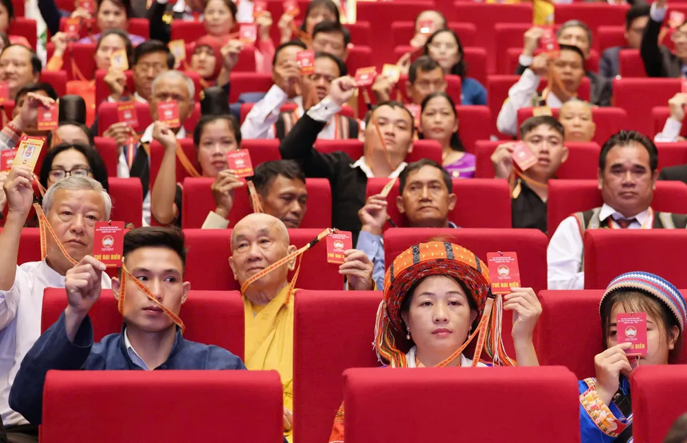 Các đại biểu biểu quyết thông qua Nghị quyết đại hội.jpg