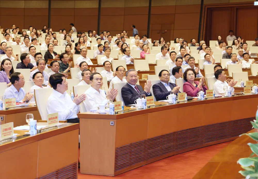 Các đồng chí lãnh đạo Đảng, Nhà nước và các đại biểu dự hội nghị, sáng 20-10. Ảnh QUANG PHÚC.jpg