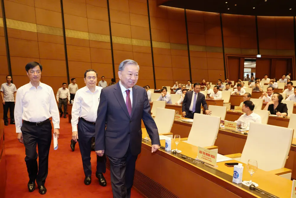 Tổng Bí thư, Chủ tịch nước Tô Lâm và Chủ tịch Quốc hội Trần Thanh Mẫn cùng các đại biểu tới dự hội nghị, sáng 20-10. Ảnh QUANG PHÚC.jpg