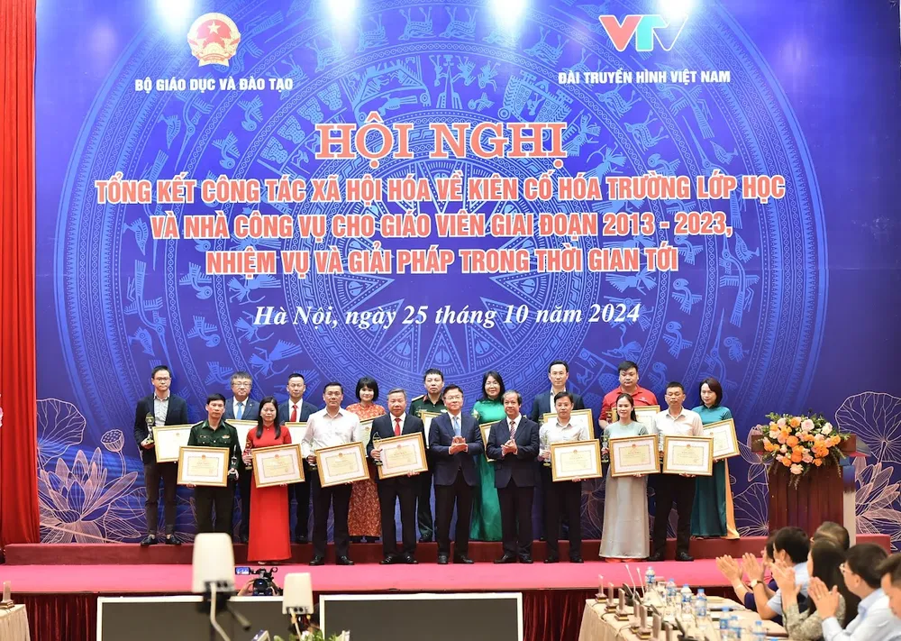 1 Bộ GD-ĐT khen thưởng các nhà tài trợ.jpg