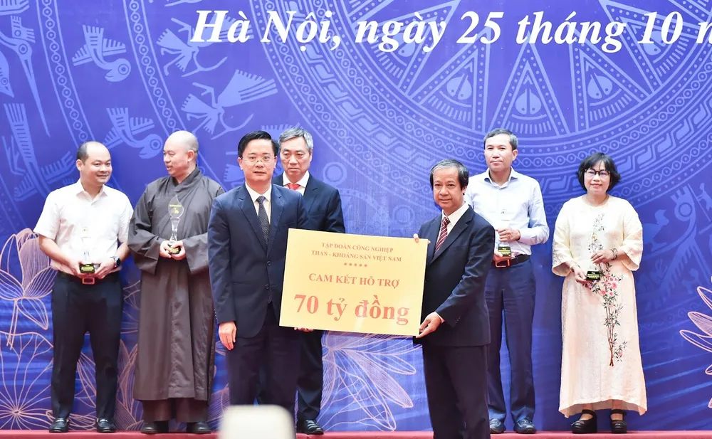 Bộ trưởng Bộ GD-ĐT Nguyễn Kim Sơn nhận cam kết tài trợ.jpg