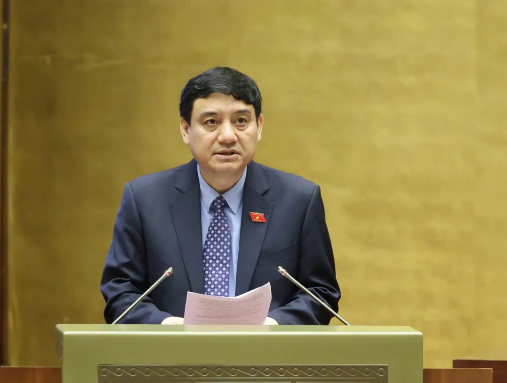 ộ trưởng Bộ Văn hóa, Thể thao và Du lịch Nguyễn Văn Hùng trình bày tờ trình về chủ trương đầu tư Chương trình mục tiêu quốc gia về phát triển văn hóa giai đoạn 2025 - 2035.jpg