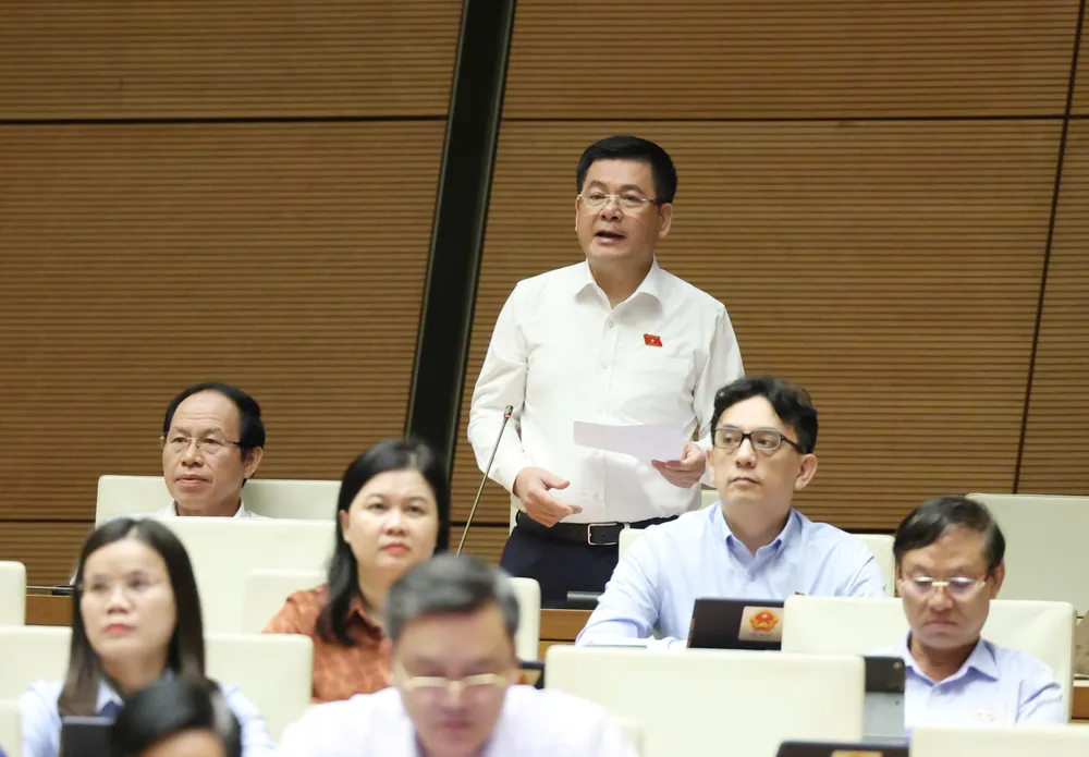 Bộ trưởng Bộ Công thương Nguyễn Hồng Diên trả lời chất vấn.jpg