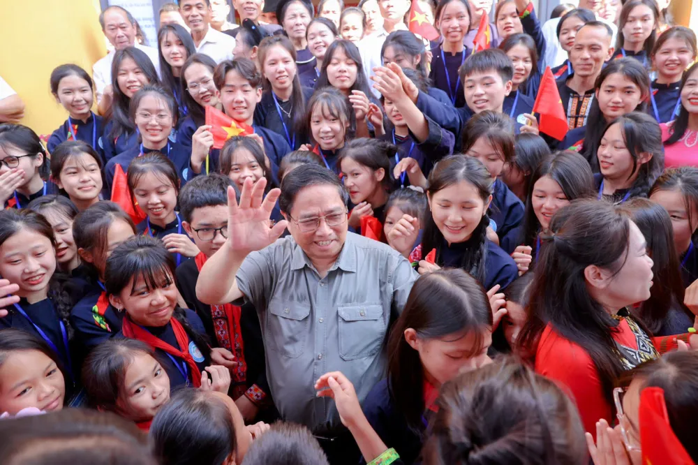 Thủ tướng chụp ảnh lưu niệm với bà con, các cháu thiếu nhi dự Ngày hội.jpg