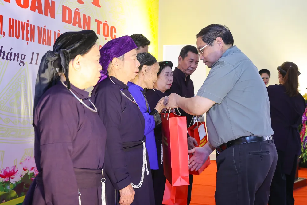 Thủ tướng tặng quà 5 hộ gia đình chính sách tại thị trấn Na Sầm.jpg