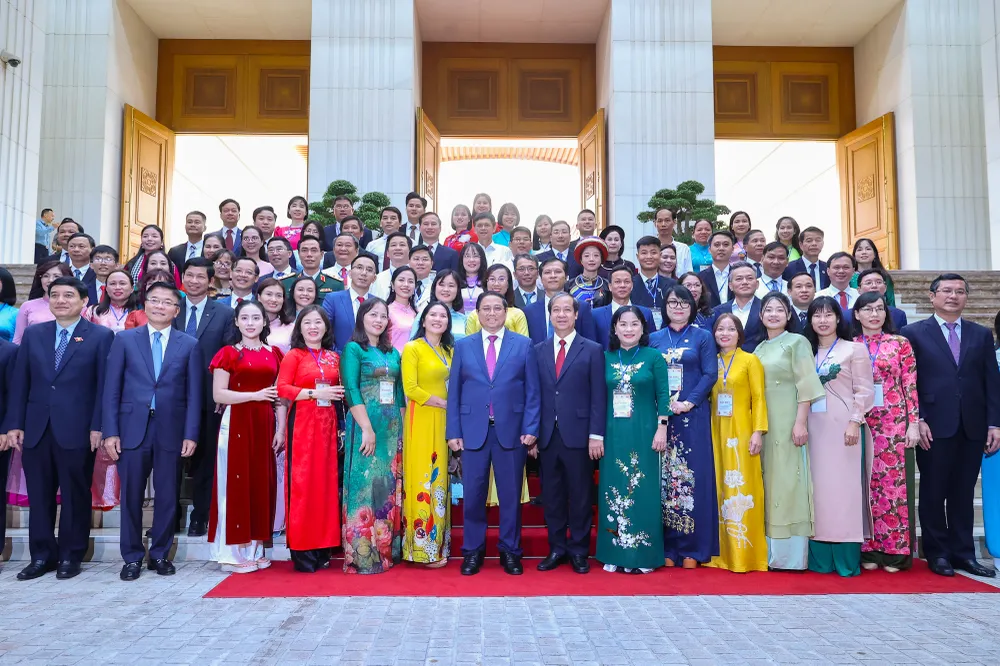 Thủ tướng Phạm Minh Chính, các đại biểu và các nhà giáo, cán bộ quản lý giáo dục tiêu biểu.jpg