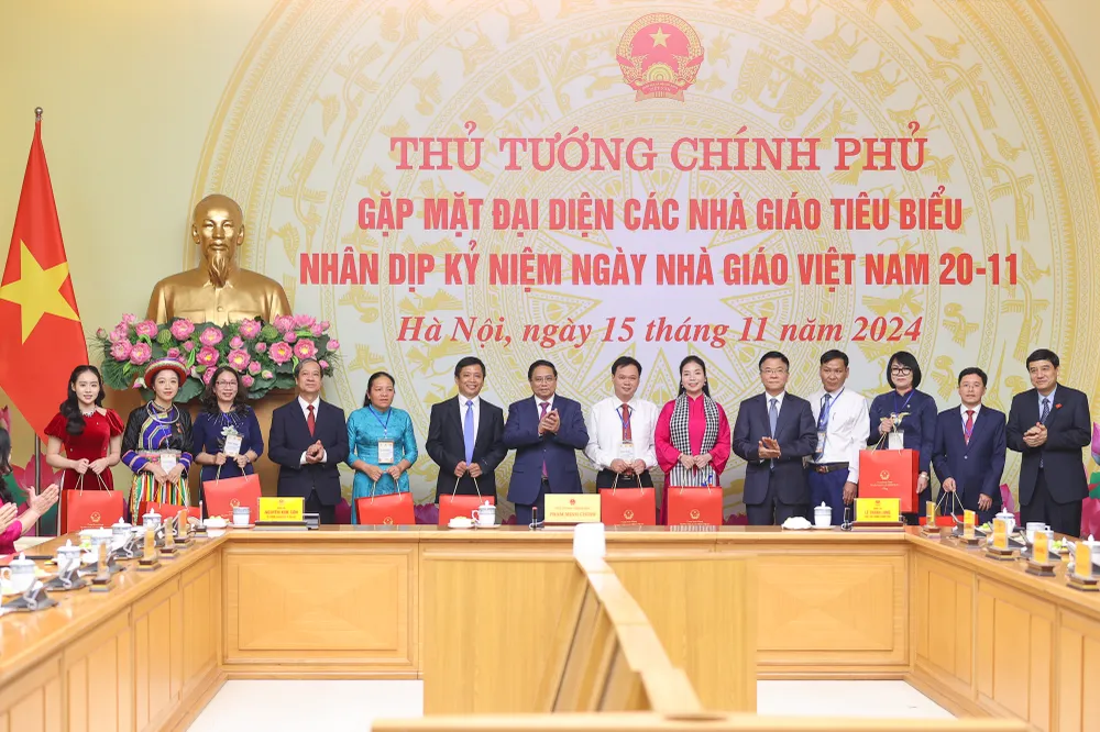 Thủ tướng Phạm Minh Chính, Phó Thủ tướng Lê Thành Long, Bộ trưởng Bộ GD-ĐT Nguyễn Kim Sơn, Chủ nhiệm ủy ban Văn hóa, Giáo dục của Quốc hội Nguyễn Đắc Vinh và các nhà giáo tiêu biểu.jpg