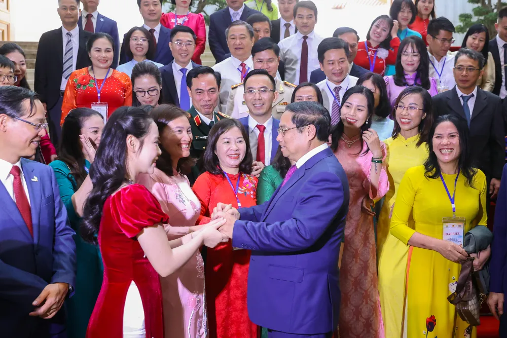 Thủ tướng Phạm Minh Chính và các nhà giáo tiêu biểu.jpg