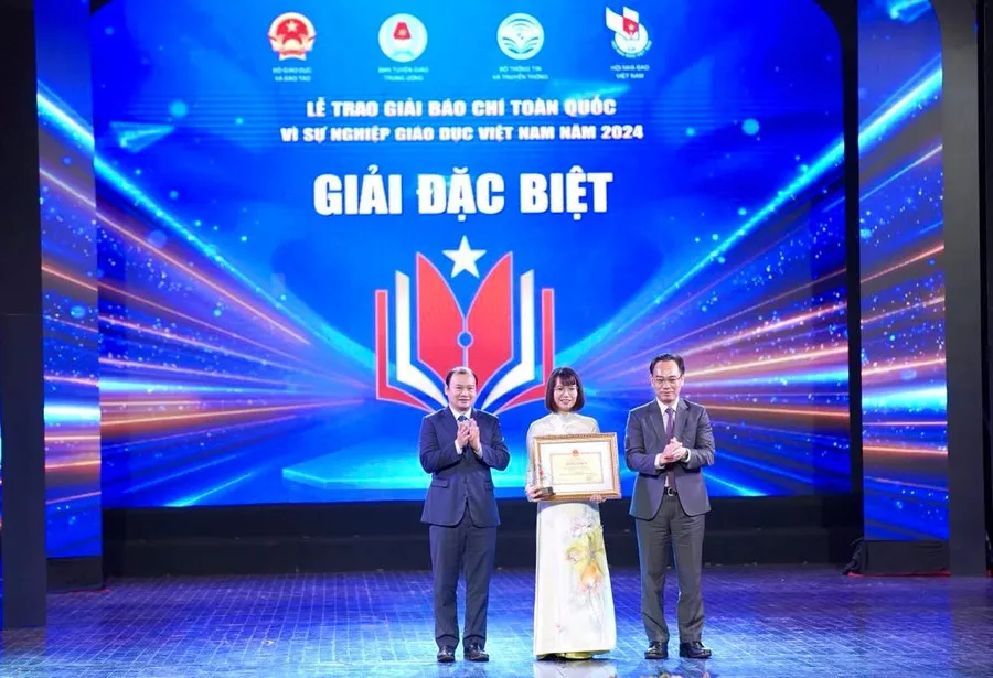 Nhóm tác giả VOV nhận giải đặc biệt.jpg