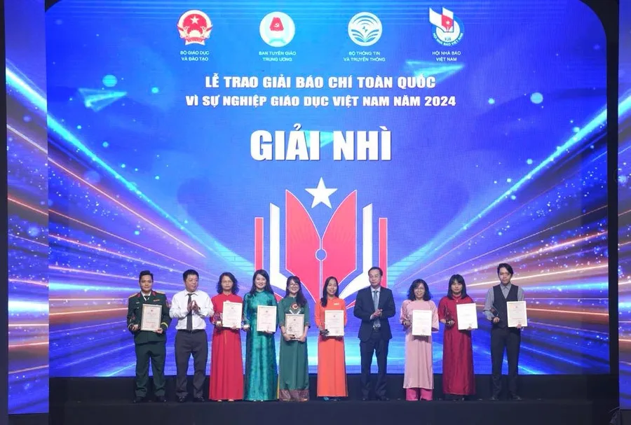 Trao giải nhì cho các tác giả đoạt giải.jpg