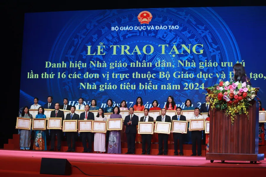 Bộ trưởng Nguyễn Kim Sơn chụp ảnh lưu niệm với các Nhà giáo Ưu tú..jpg