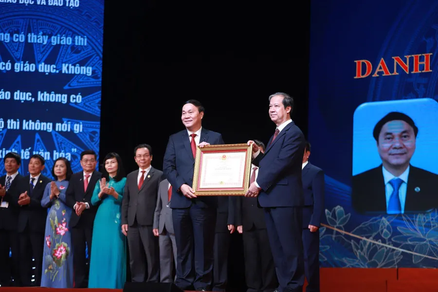 Bộ trưởng Nguyễn Kim Sơn thừa ủy quyền của Chủ tịch nước trao danh hiệu Nhà giáo nhân dân cho 21 nhà giáo..jpg