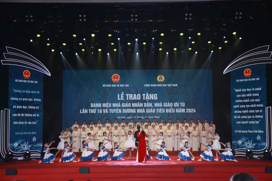 Chương trình nghệ thuật do Trường Đại học Sư phạm nghệ thuật Trung ương thực hiện.jpg