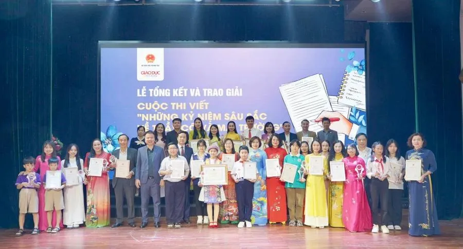 Các tác giả nhận giải.webp