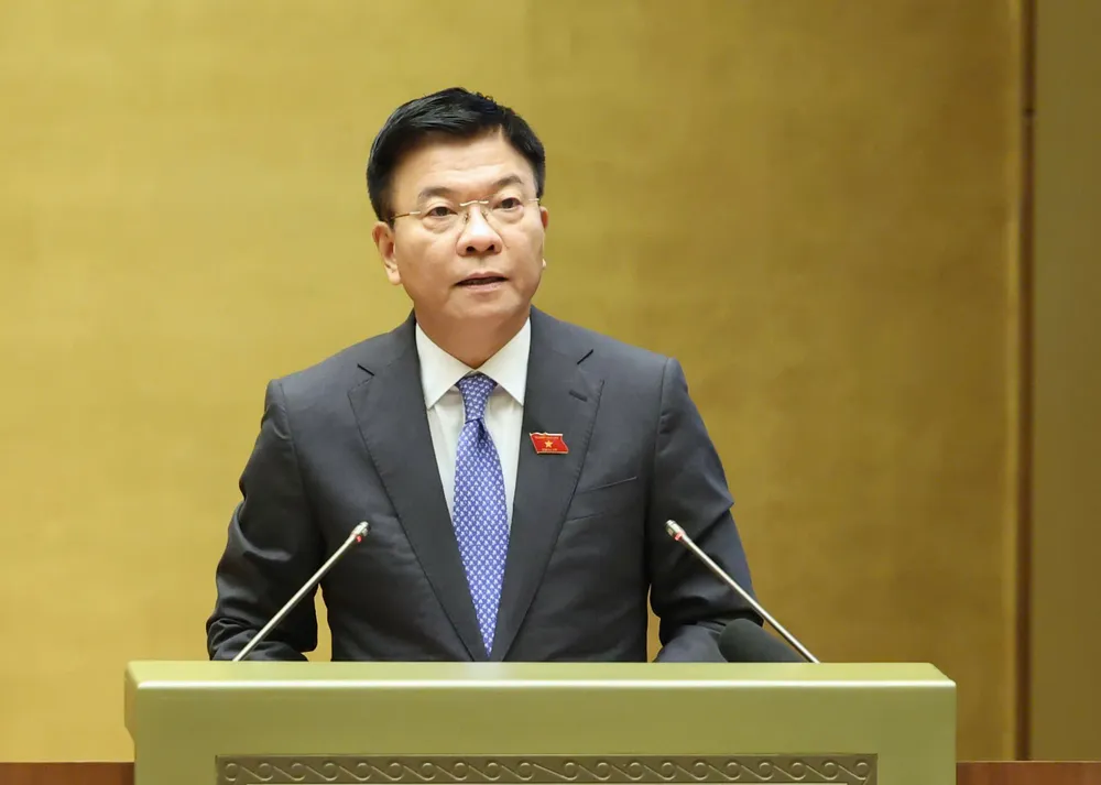 Phó Thủ tướng Lê Thành Long trình bày tờ trình về dự án Luật Công nghiệp công nghệ số.jpg