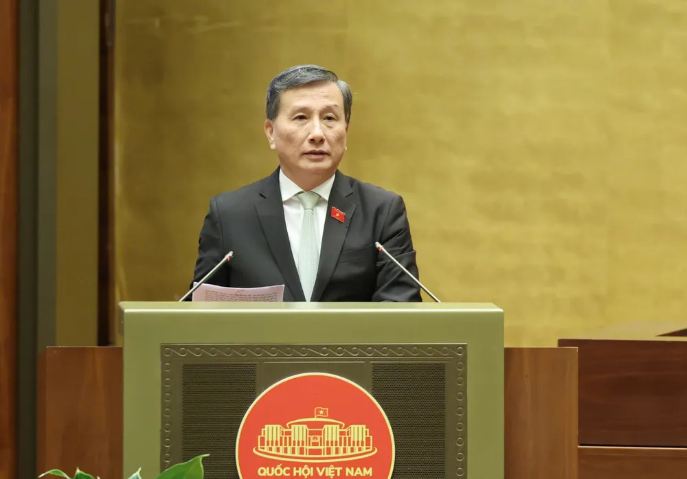 Chủ nhiệm Ủy ban Khoa học, Công nghệ và Môi trường của Quốc hội Lê Quang Huy trình bày báo cáo.jpg