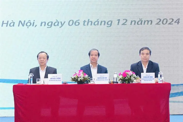 Bộ trưởng Nguyễn Kim Sơn, Thứ trưởng Phạm Ngọc Thưởng, Vụ trưởng Hoàng Đức Minh chủ trì phần thảo luận.jpg