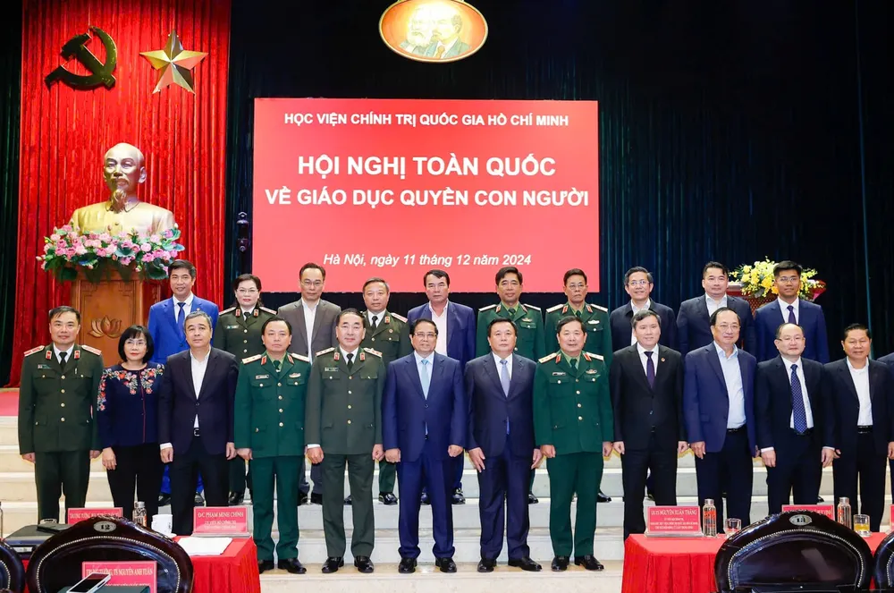 Thủ tướng Phạm Minh Chính và các đại biểu tại hội nghị toàn quốc về giáo dục quyền con người.jpg