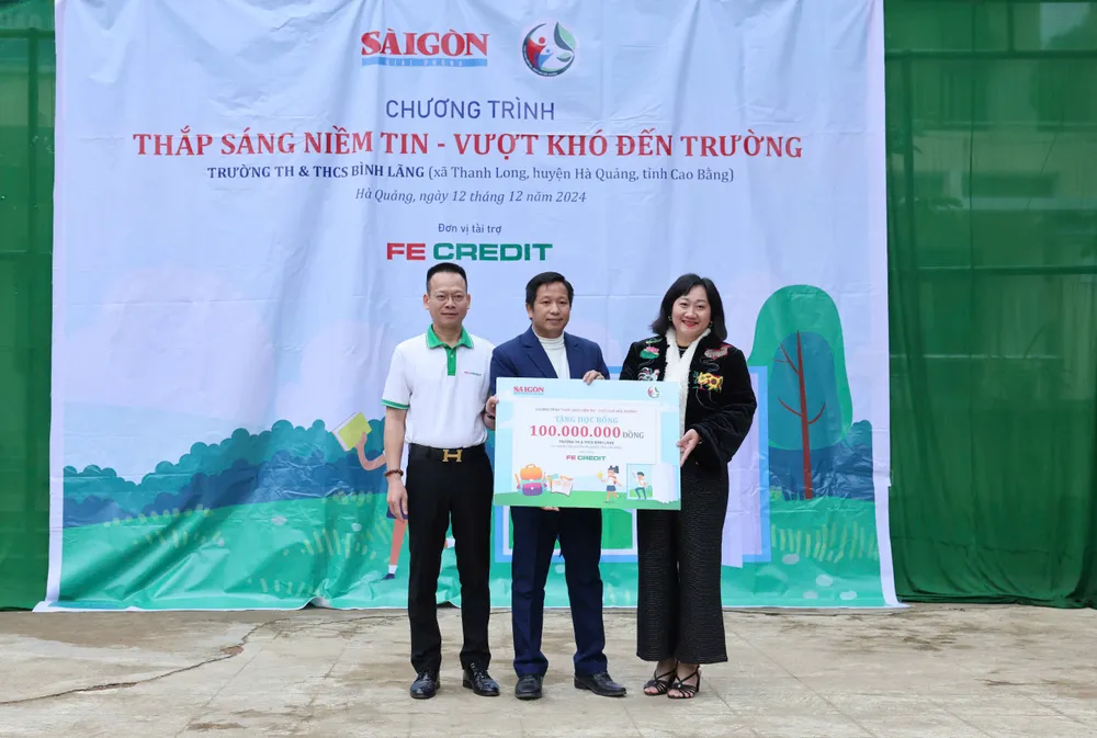 Phó Tổng Biên tập Báo SGGP Bùi Thị Hồng Sương trao biểu trưng quà tặng Trường tiểu học và THCS Bình Lãng, xã Thanh Long, huyện Hà Quảng, tỉnh Cao Bằng, chiều 12-12. Ảnh QUANG PHÚC.jpg