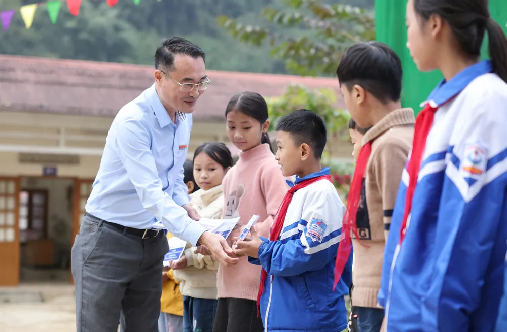 rưởng Văn phòng đại diện báo SGGP tại Hà Nội Đỗ Ngọc Quang trao quà tặng học sinh Trường tiểu học và THCS Bình Lãng, xã Thanh Long, huyện Hà Quảng, tỉnh Cao Bằng, chiều 12-12. Ảnh QUANG PHÚC.jpg