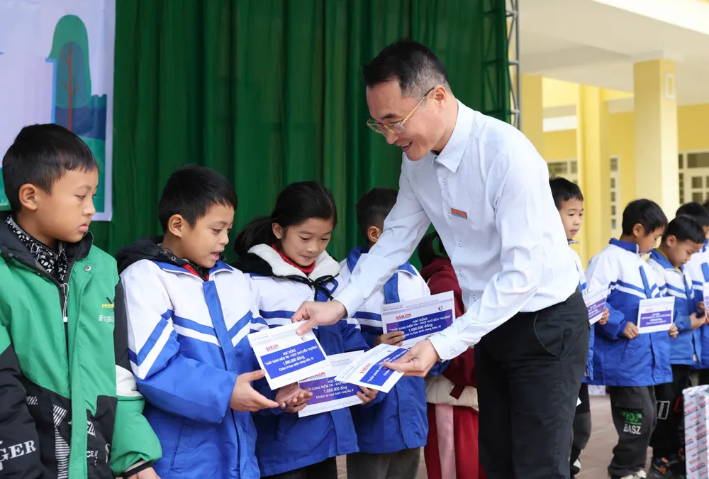 Trưởng Văn phòng đại diện báo SGGP tại Hà Nội Đỗ Ngọc Quang trao quà tặng học sinh Trường tiểu học Quang Thành, xã Quang Thành, huyện Nguyên Bình, tỉnh Cao Bằng.jpg