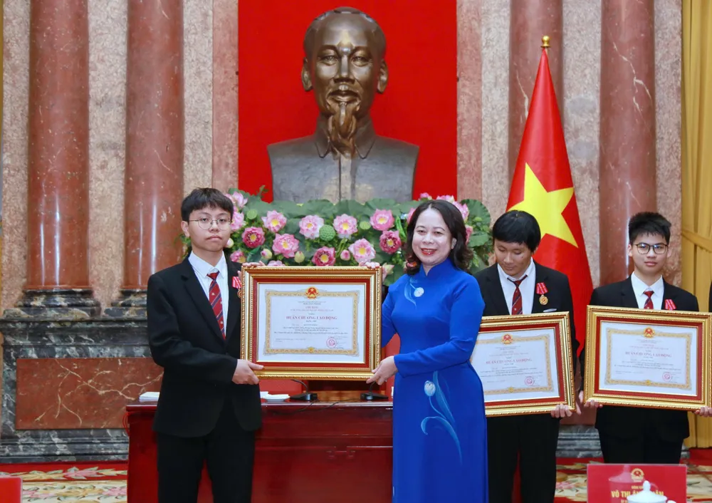 20 học sinh được trao tặng Huân chương Lao động.jpg