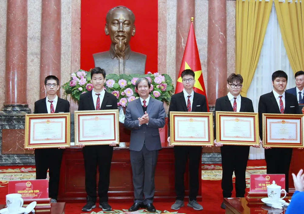 Bộ trưởng Bộ GD-ĐT Nguyễn Kim Sơn trao bằng khen của Thủ tướng Chính phủ cho các học sinh có thành tích xuất sắc tại các kỳ thi Olympic quốc tế các môn học và Hội thi Khoa học kỹ thuật quốc tế năm 2024..jpg