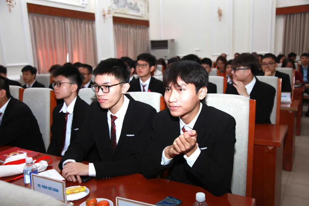 Các em học sinh oạt thành tích xuất sắc tại các kỳ thi Olympic và KHKT quốc tế năm 2024..jpg