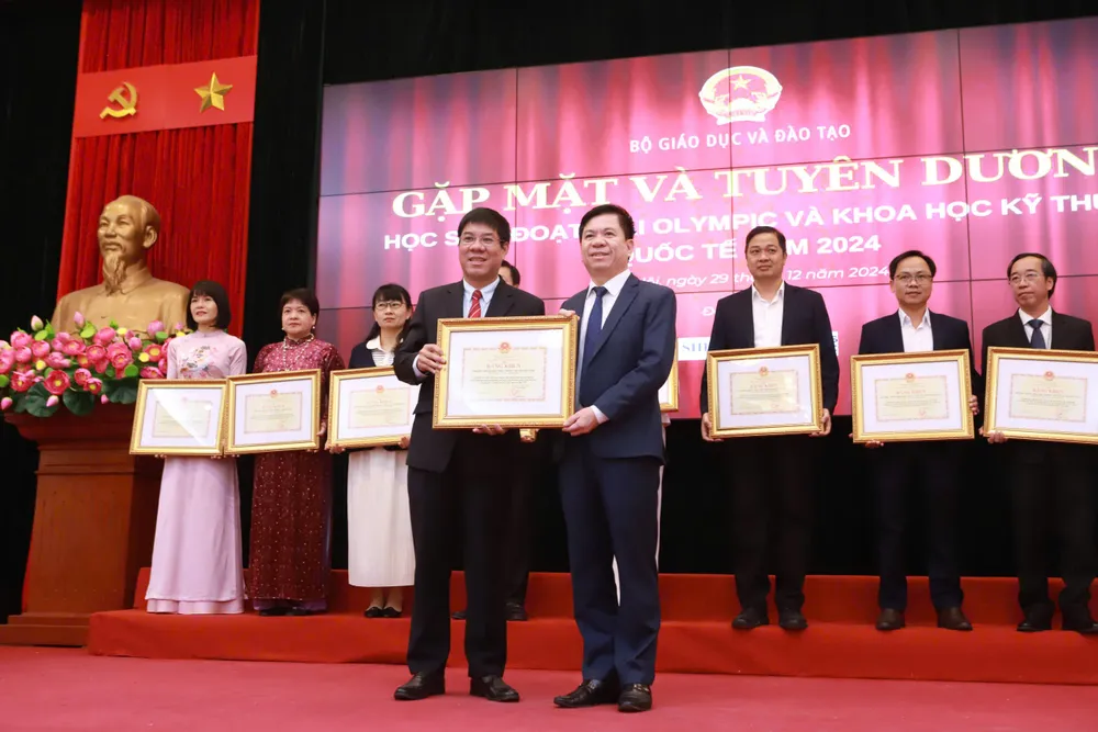 Trao bằng khen của Bộ GD-ĐT cho các tập thể, trong đó có Trường THPT Lê Hồng Phong, TPHCM.jpg