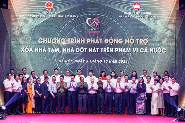 Thủ tướng Chính phủ Phạm Minh Chính cùng các đại biểu chụp ảnh lưu niệm với các nhà hảo tâm trao hỗ trợ tại chương trình phát động hỗ trợ xóa nhà tạm, nhà dột nát trên phạm vi cả nước, ngày 5-10-2024.jpg