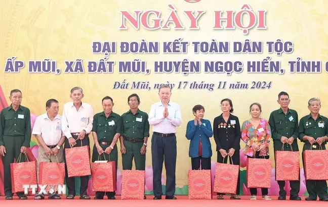 Tổng Bí thư Tô Lâm chung vui Ngày hội Đại đoàn kết toàn dân tộc với nhân dân ấp Mũi, xã Đất Mũi, huyện Ngọc Hiển, tỉnh Cà Mau, ngày 17-11-2024.jpg