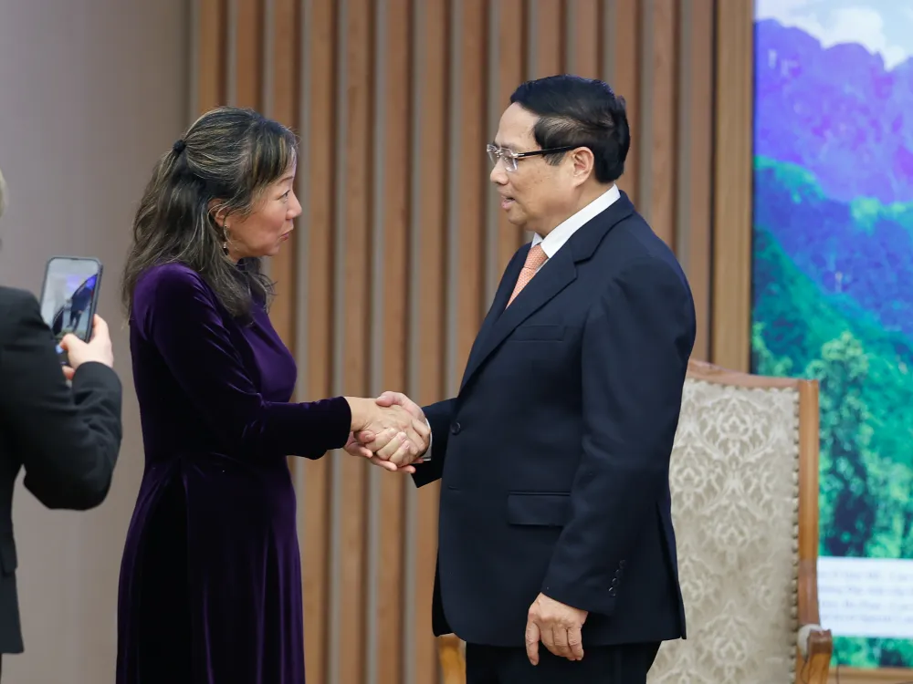 Thủ tướng Phạm Minh Chính và GS Nguyễn Thị Liên Hằng.jpg