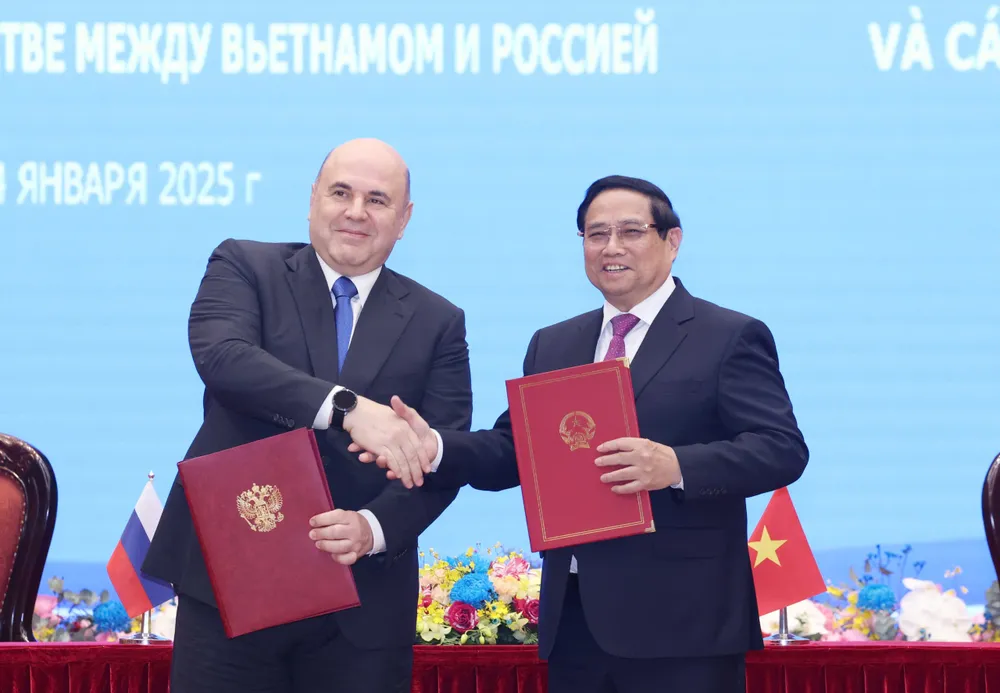 Thủ tướng Phạm Minh Chính và Thủ tướng Nga Mikhail Vladimirovich Mishustin ký thông cáo chung về kết quả chuyến thăm, chiều 14-1. Ảnh QUANG PHÚC.jpg