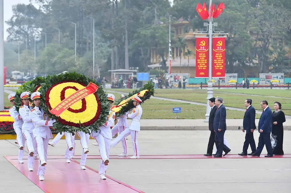 Đoàn đại biểu lãnh đạo, nguyên lãnh đạo Đảng, Nhà nước cùng các bộ, ngành Trung ương và thành phố Hà Nội đến đặt vòng hoa và vào Lăng viếng Chủ tịch Hồ Chí Minh.jpg