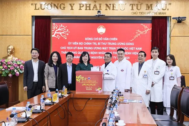 Bà Đào Hồng Lan, Ủy viên Trung ương Đảng, Bộ trưởng Bộ Y tế tặng quà đội ngũ y, bác sỹ tại Bệnh viên K cơ sở Tân Triều, huyện Thanh Trì, thành phố Hà Nội.jpg
